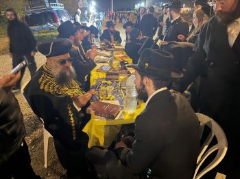 רבים בדוכן אגרות קודש בציון יהושע בן נון